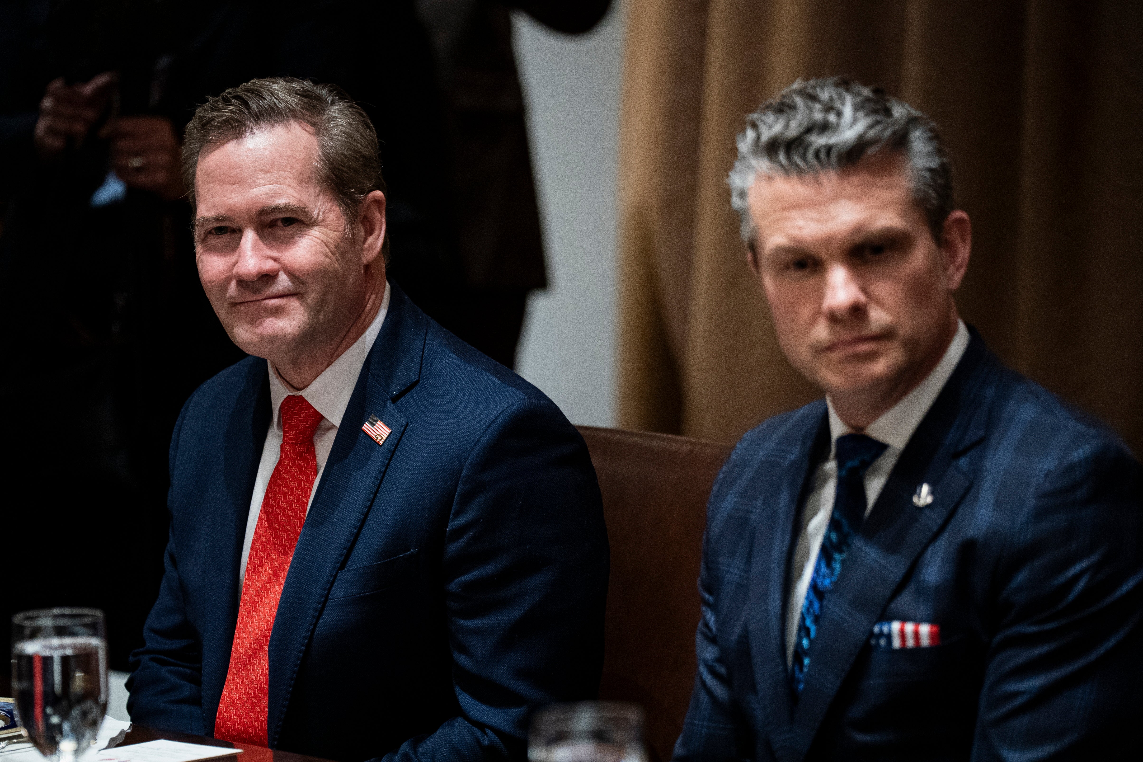 Tajnik obrane Pete Hegseth dijelio je ratne planove s grupom na aplikaciji, ali Trump je stajao kraj njega. Državni tajnik Marco Rubio u međuvremenu će obavljati dužnost savjetnika za nacionalnu sigurnost, dok će nastavljajući voditi State Department.