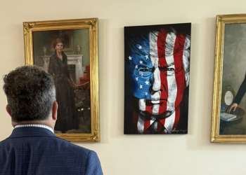 Nova američka zastava u boji Trumpov portret dodan u Bijelu kuću – tik uz Hiliary Clinton i Laura Bush