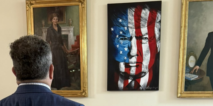 Nova američka zastava u boji Trumpov portret dodan u Bijelu kuću – tik uz Hiliary Clinton i Laura Bush