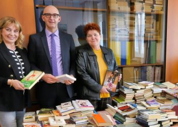 Novinari pokrenuli akciju, građani donirali knjige, učenici Obrtno tehničke sastavljali police