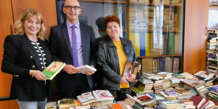 Novinari pokrenuli akciju, građani donirali knjige, učenici Obrtno tehničke sastavljali police