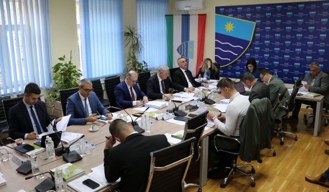 ODLUKE NA SJEDNICI Vlada HNŽ uvećala topli obrok proračunskim korisnicima