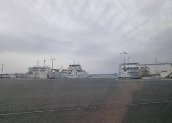 OSTALI PRIVEZANI NA KOPNU Jugo i danas blokiralo promet prema otocima