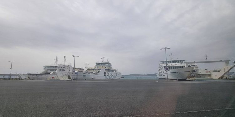 OSTALI PRIVEZANI NA KOPNU Jugo i danas blokiralo promet prema otocima