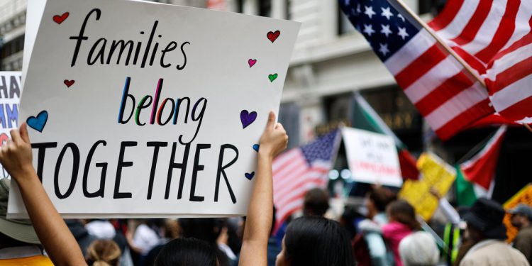 Obitelj pritvorena racijom u rodnom gradu graničnog cara objavljena nakon prosvjeda