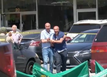 Obiteljski oplakivaj prodavaonicu s popustom trči i ubijena bijegom