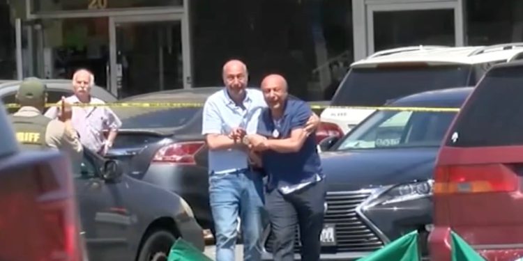 Obiteljski oplakivaj prodavaonicu s popustom trči i ubijena bijegom