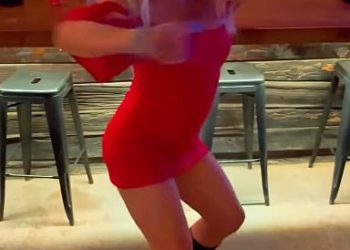 Obožavatelji Britney Spears divljaju svoju poznatu ‘koreografiju dnevne sobe’ u ‘slučajnom baru u Meksiku’