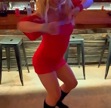 Obožavatelji Britney Spears divljaju svoju poznatu ‘koreografiju dnevne sobe’ u ‘slučajnom baru u Meksiku’