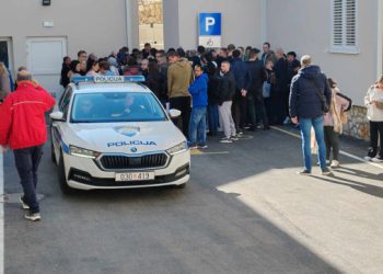 Od početka godine izdano gotovo 4000 radnih dozvola: Policija moli za strpljenje na šalterima i daje savjete za izbjegavanje gužve