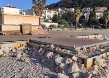 Odlaze derutni objekt i ‘piramida’. Stečajni upravitelj: “Plažu vraćamo u prijašnje stanje” (FOTO)