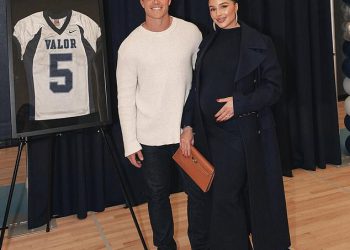 Olivia Culpo odaje emocionalnu počast suprugu NFL-zvijezde Christianu McCaffreyu dok se njegova srednja škola povlači za dres