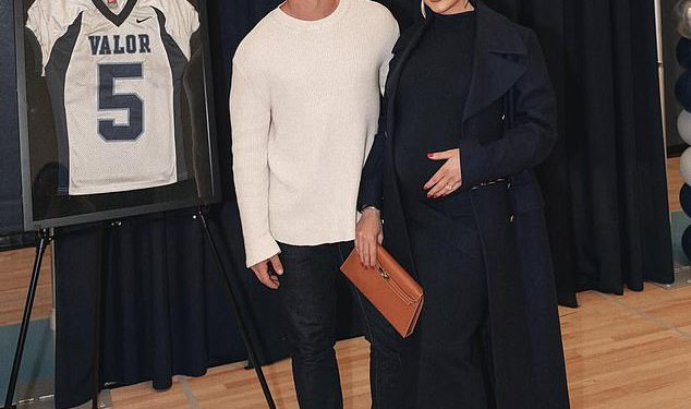 Olivia Culpo odaje emocionalnu počast suprugu NFL-zvijezde Christianu McCaffreyu dok se njegova srednja škola povlači za dres