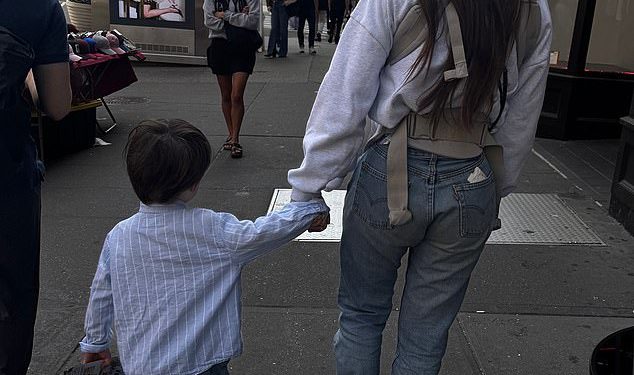 Olivia Munn, 44, osvaja tisuće novih obožavatelja za njezinu ‘relatable’ priču o malim malim i mališanima