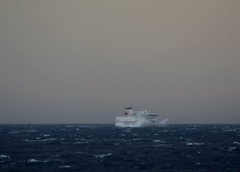 Olujno jugo paraliziralo promet prema otocima i čak za kamione zatvorilo jednu cestu na Pelješcu!