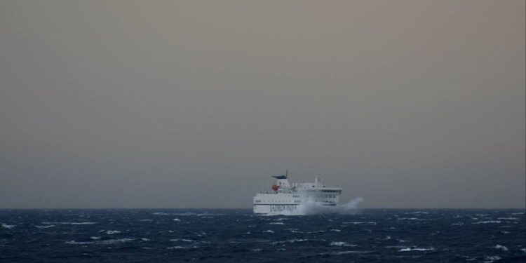 Olujno jugo paraliziralo promet prema otocima i čak za kamione zatvorilo jednu cestu na Pelješcu!