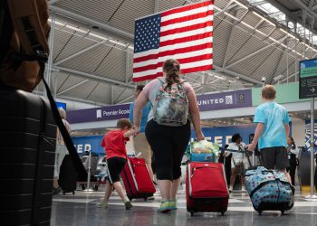 Olujno vrijeme moglo bi utjecati na uskrsne planove putovanja u dijelovima SAD -a jer su milijuni došli do puta za praznični vikend