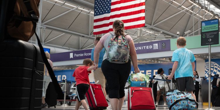 Olujno vrijeme moglo bi utjecati na uskrsne planove putovanja u dijelovima SAD -a jer su milijuni došli do puta za praznični vikend