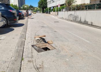 Opasnost na cesti u Riječkoj ulici: Puknuti šaht prijeti vozačima i pješacima (FOTO)