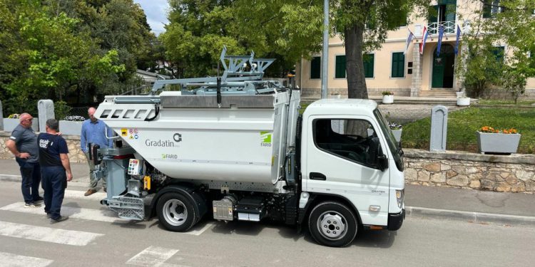 Općina Sv. Filip i Jakov nabavila novo komunalno vozilo za prikupljanje otpada vrijedno više od 120 tisuća eura