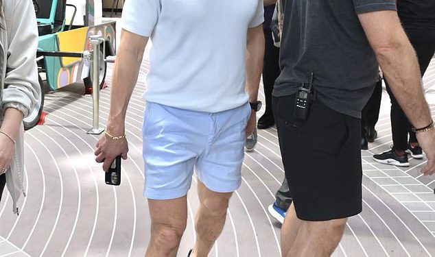 Orlando Bloom reže hladnu figuru u plavim kratkim hlačama i polo majici dok prisustvuje događaju pokretanja krstarenja s Drewom Barrymoreom