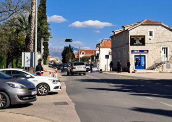 Osoba preminula prirodnom smrću na pješačkom u Kaštelima, policija regulira promet