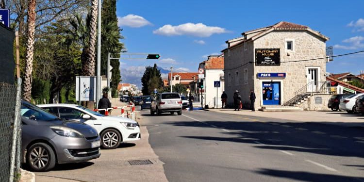 Osoba preminula prirodnom smrću na pješačkom u Kaštelima, policija regulira promet