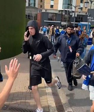 Otkriveno: Istina iza virusnog isječaka Cole Palmera koji se sprintao od mosta Stamford nakon što su fanovi ismijavali bizarno ponašanje Chelsea Star -a nakon pobjede Evertona