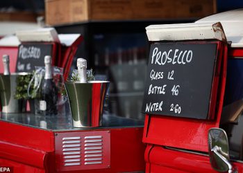 Otkriveno: Šokantni troškovi čaše prosecca u Aintreeu jer su veliki nacionalni trkači ispunjeni strmim cijenama alkohola