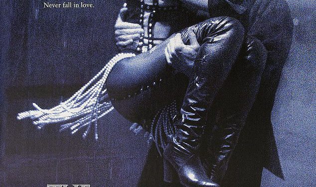 Otkriveno: Taylor Swift spreman je igrati ulogu Whitney Houston u remakeu tjelohranitelja … kao što insajderi otkrivaju nade da će najveća zvijezda Hollywooda biti njezin ljubavni interes