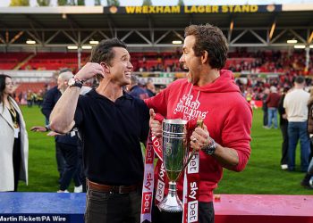 Otkriveno: Trošak promocije Wrexhama s vlasnicima Ryan Reynolds i Robom McElhenneyom da plate milijune bonusa i naknada za prijenos