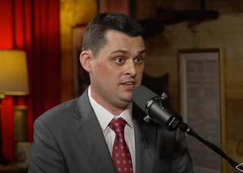 Otpušteni Hegseth Aide rekao je da ga je duboko držala svrgnuta zbog svoje odanosti Trumpu