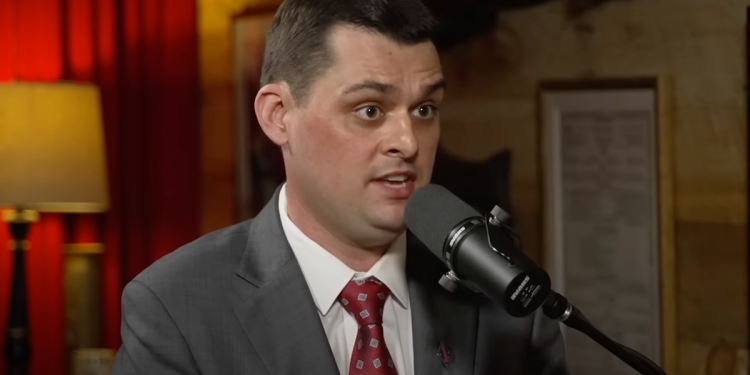 Otpušteni Hegseth Aide rekao je da ga je duboko držala svrgnuta zbog svoje odanosti Trumpu