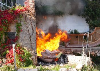 Ovako se u Igranima kod Makarske rješavaju starog namještaja u apartmanima: "Susjeda, ako treba, za vas ću odvesti u komunalac, samo nemojte paliti!"