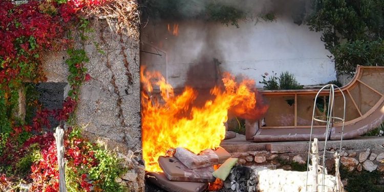 Ovako se u Igranima kod Makarske rješavaju starog namještaja u apartmanima: "Susjeda, ako treba, za vas ću odvesti u komunalac, samo nemojte paliti!"