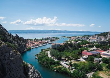 “Ovo je nacionalna sramota”: Biser Dalmacije pretvoren u leglo otpada i ilegalne gradnje