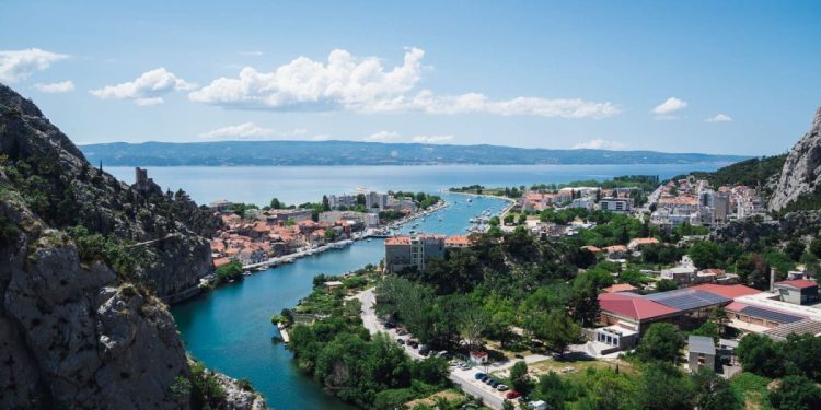 “Ovo je nacionalna sramota”: Biser Dalmacije pretvoren u leglo otpada i ilegalne gradnje