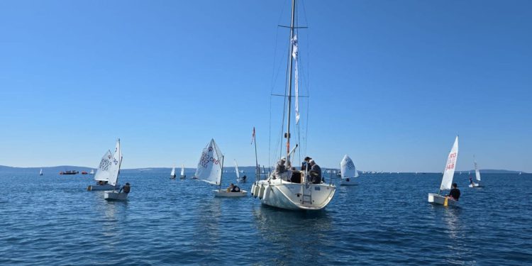 Ovo je trenutni prizor iz splitskog akvatorija. Održava se 1. izborna regata Split 1700 za klasu Optimist