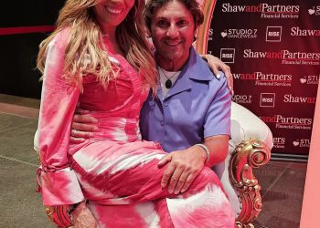 Oženjen na prvom mjestu Nasser Sultan izgleda voljeno dok je izlazio za noćni tepih, s djevojkom SBS -a Karla Grant