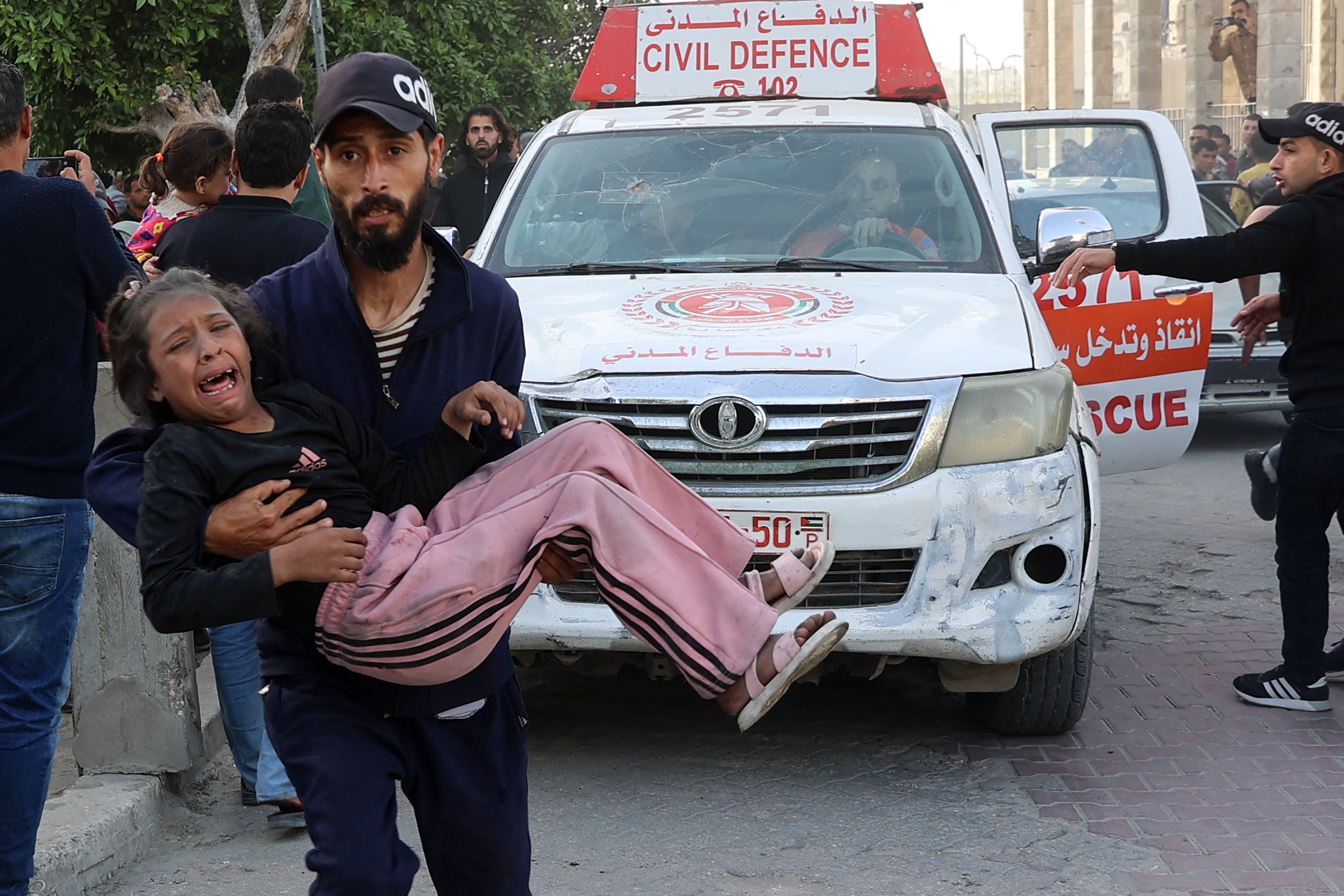 Muškarac žuri ranjeno palestinsko dijete u arapsku bolnicu Al-Ahli nakon što je izraelski štrajk pogodio školu u susjedstvu Al-Tuffah u gradu Gazi