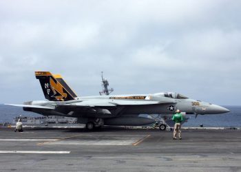 PAO S NOSAČA I POTONUO Američka mornarica izgubila zrakoplov vrijedan 60 milijuna dolara