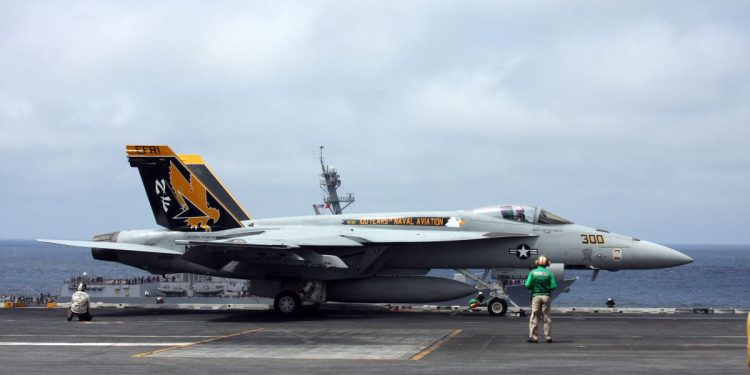 PAO S NOSAČA I POTONUO Američka mornarica izgubila zrakoplov vrijedan 60 milijuna dolara
