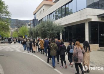 ‘POTPIŠITE ODMAH’ Zdravstveni radnici prosvjednom šetnjom traže kolektivni ugovor