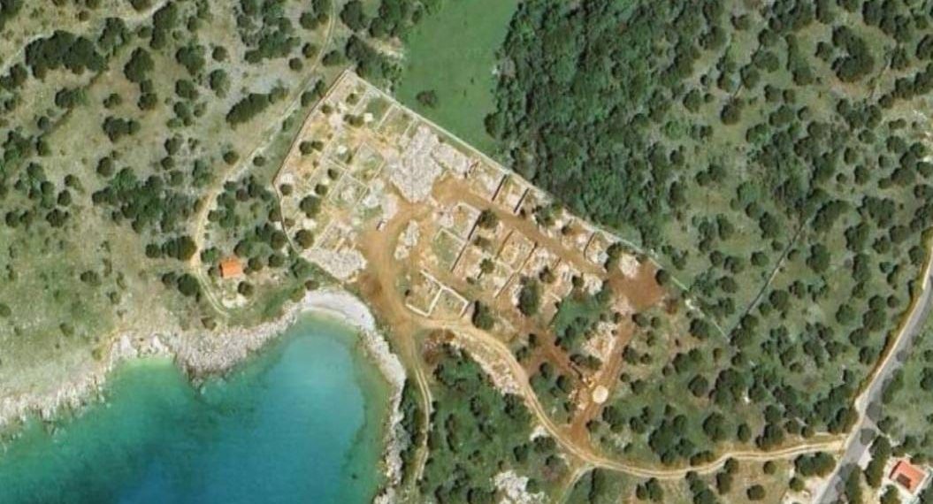 POVREDA POMORSKOG DOBRA I “(BES)PRAVNI KAMPOVI Događa li se u Novalji, na otoku koji “žeđa”, rasipanje vodom i okrutno uništavanje prirode u trci za profitom?