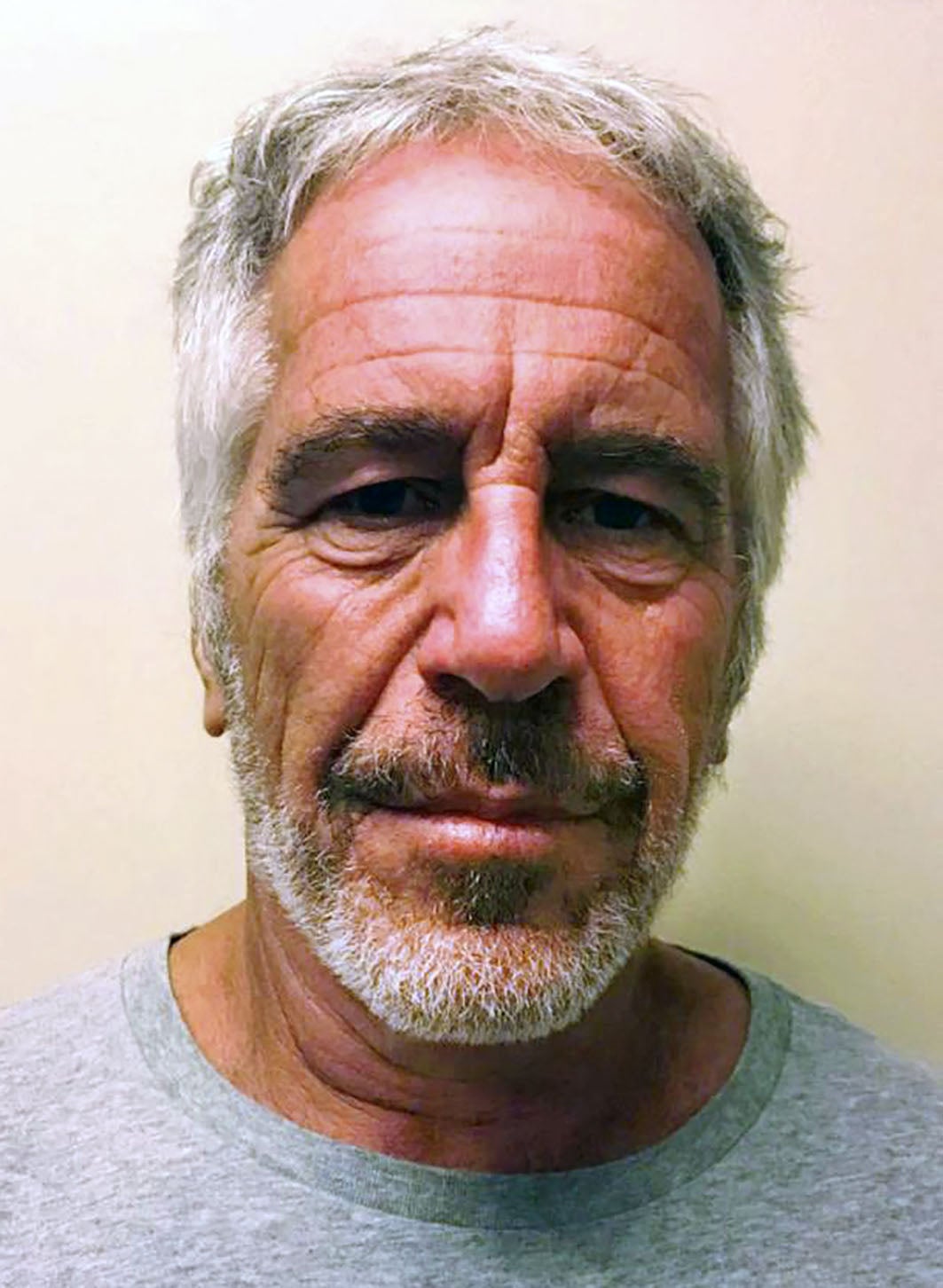 Dok je čekao suđenje zbog optužbi za seksualnu trgovinu, Epstein je umro samoubojstvom unutar Metropolitanskog popravnog centra 2019. godine