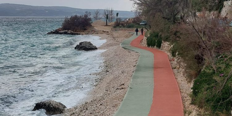 Pa jesu li tu stazu mogli izbetonirati koji metar dalje?