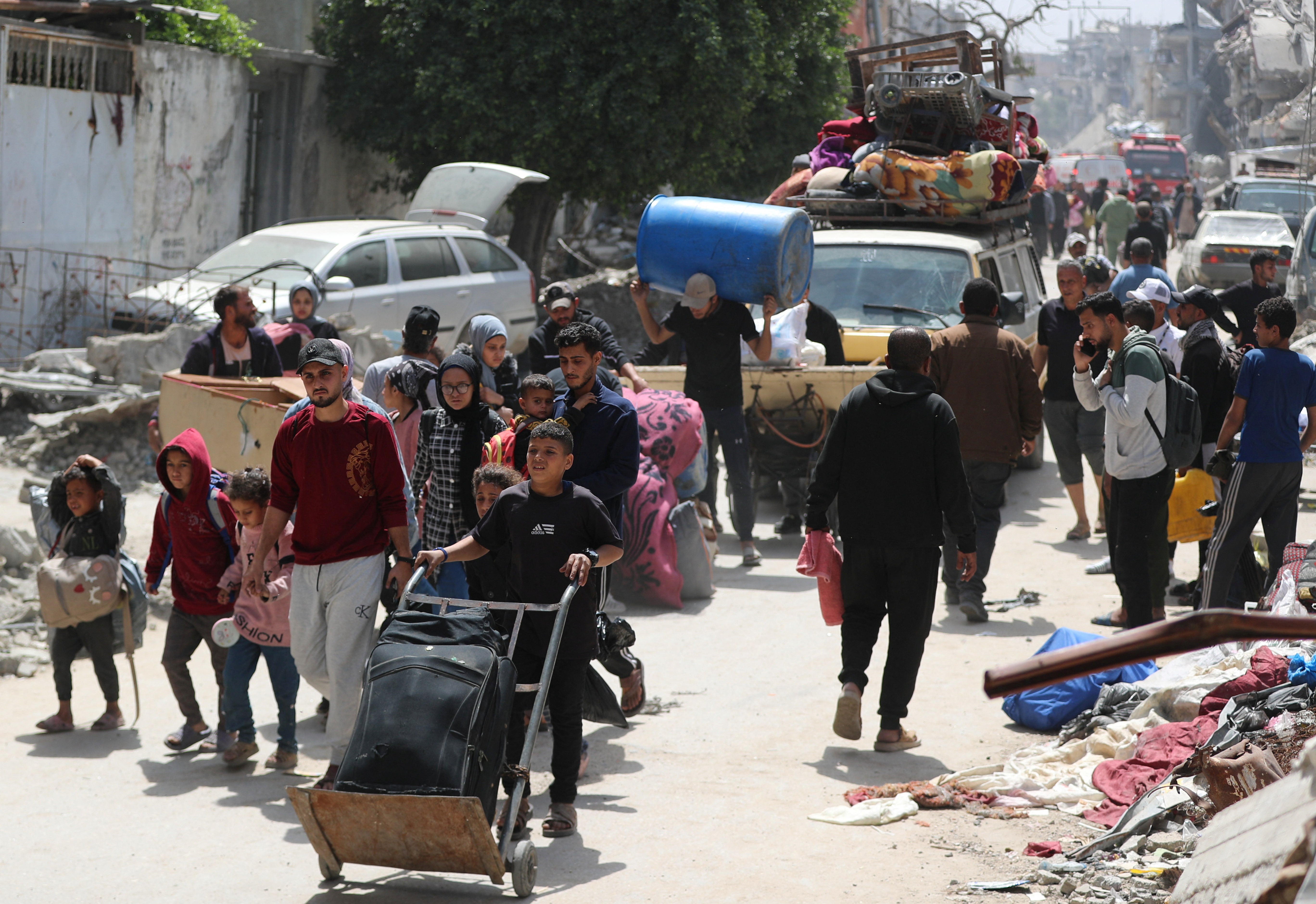 Palestinci se kreću s stvarima dok bježe od svojih domova, nakon što je izraelska vojska izdala naredbe za evakuaciju, u četvrti Shujaiya u gradu Gaza