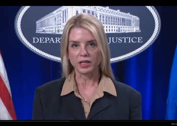 Pam Bondi kaže da želi 20 godina zatvora za muškarca iz Kolorada optuženog za vatrenu temu za prodaju Tesla