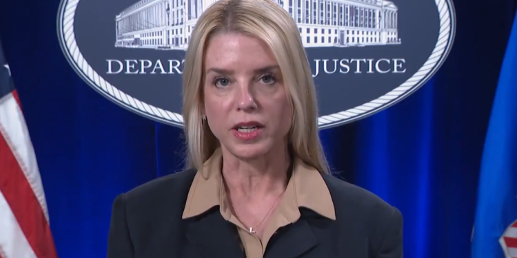 Pam Bondi kaže da želi 20 godina zatvora za muškarca iz Kolorada optuženog za vatrenu temu za prodaju Tesla
