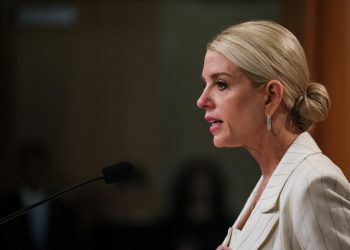 Pam Bondi završava politiku iz ere Bidena kako bi pušio curenja novinarima